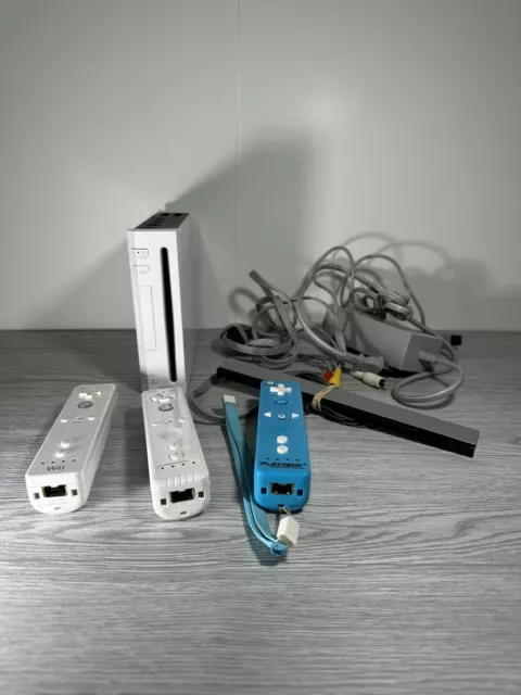 Nintendo Wii Console Bundle - White