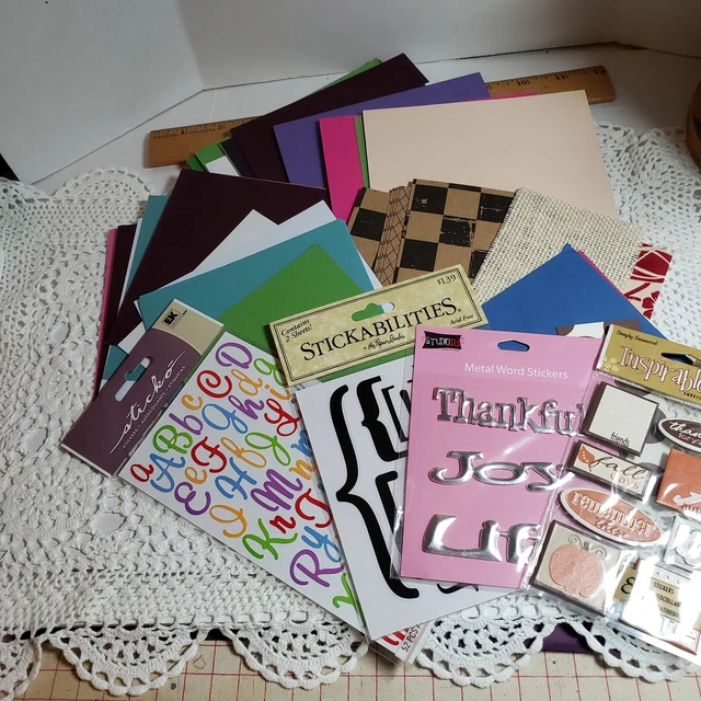 Lote de cartuchos efímeros, pegatinas, artesanías, diarios basura, álbum de recortes de medios mixtos