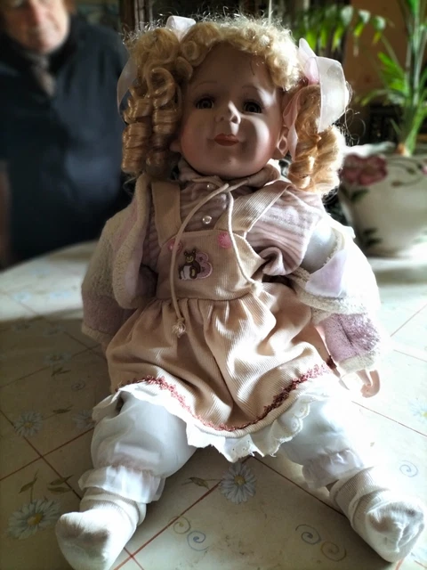 BELLE POUPEE ANCIENNE TETE PORCELAINE SFBJ PARIS 520
