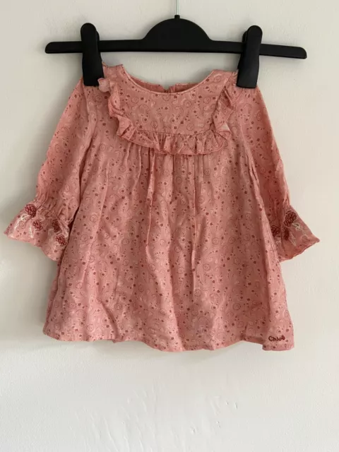 CHLOÉ  Pink Paisley Logo Ruffle Baby Girl Dress 9 Months (2 Faded Food Stains)