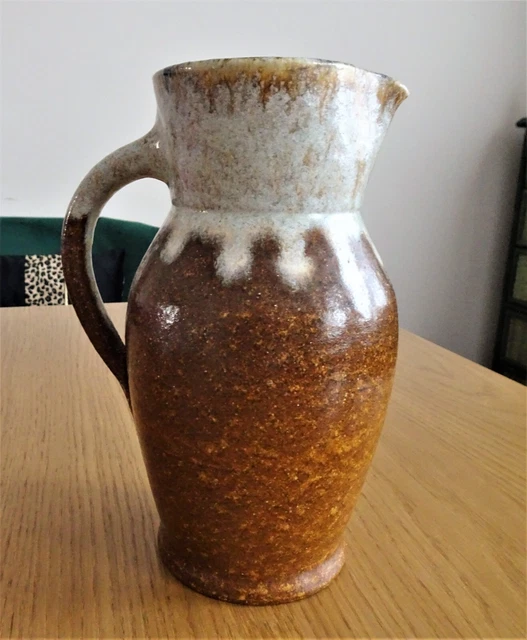 Pichet en céramique estampillé Accolay. Haut. 22 cm. En bon état.
