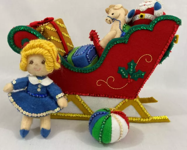 Trineo de Santa con acabado de fieltro y lentejuelas con muñeca y juguetes