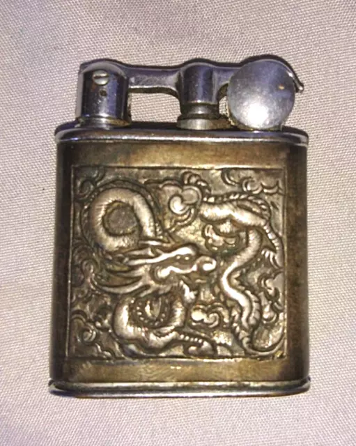 ANCIEN BRIQUET ESSENCE MYON 201 EN ARGENT motif UN DRAGON model déposé