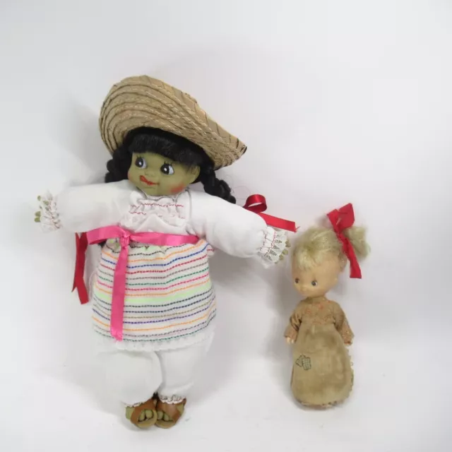 Coppia di bambole vintage in plastica dura senza marchio con abiti cappello e nastro da collezione