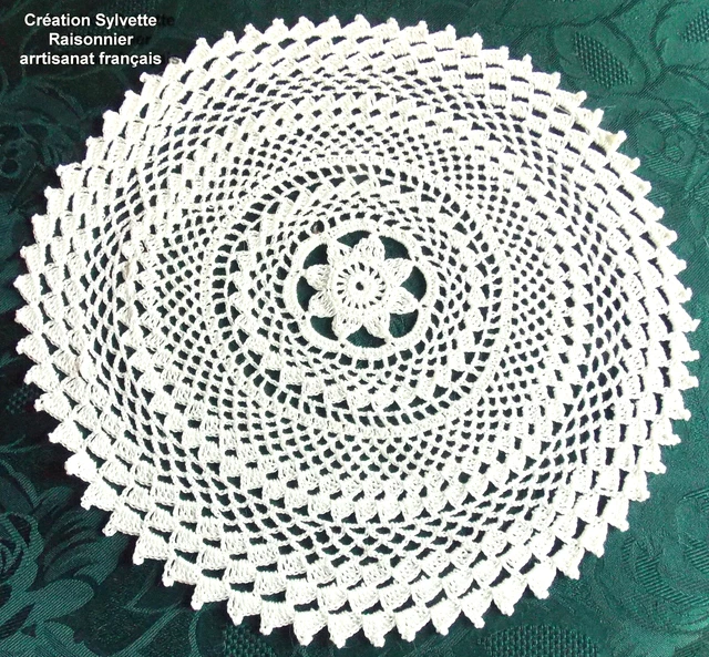 Napperon Tricot D'art. Dentelle Aux Aigu, Sztuka tkaniny autorstwa Art Création