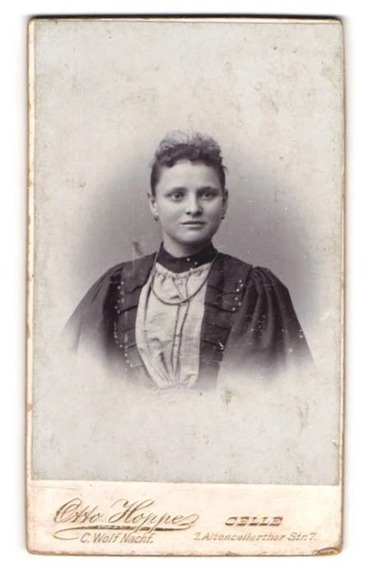Fotografie Otto Hoppe, Celle, Altencellerthor Str. 7, Dame im Kleid mit Perlenk