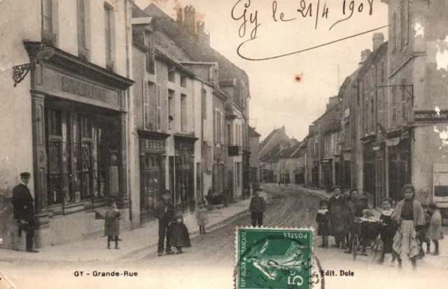 CPA 70 - GY (Haute Saône) - Grande Rue (animée)