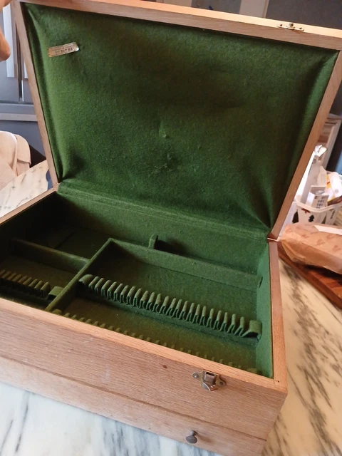 Ancienne ménagère anglaise: 79 couverts métal argenté dans coffret bois - Arts de la table Ancienne ménagère anglaise: 79 couverts métal argenté dans coffret bois - Arts de la table