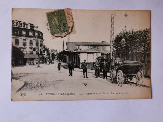 CPA 95 ENGHIEN-LES-BAINS - La Passerelle de la Gare - Rue de l'Arrivée