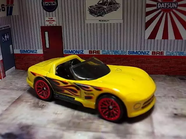 Hot Wheels ~ Flames ~ Dodge Viper RT/10 ~ Yellow ~ 1/64th Scale Diecast ~ Loose