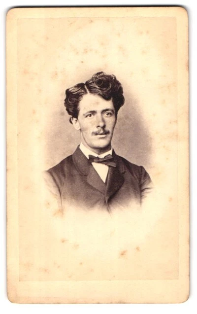 Fotografie unbekannter Fotograf und Ort, Portrait eleganter Herr mit Oberlippen