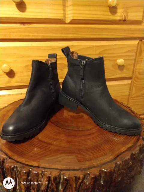 NWOB Cobb Hill women's black genuine leather Chelsea boots sz 7- waterproof