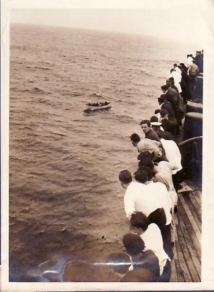 Bateau SS Berengaria Boat Rescuing Injured Man sauvetage bl�ss� old Photo 1929 2