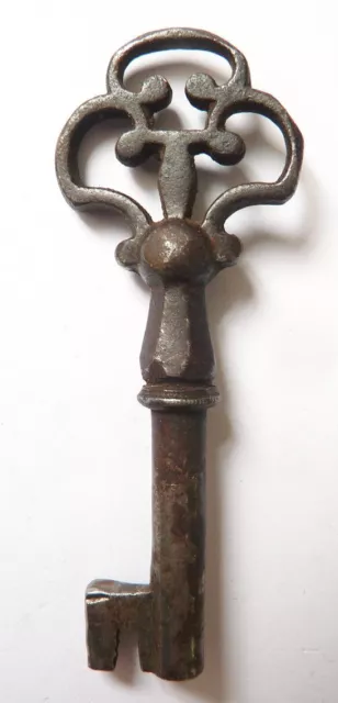 Clé de meuble en fer forgé 18e siècle clef Antique key keys