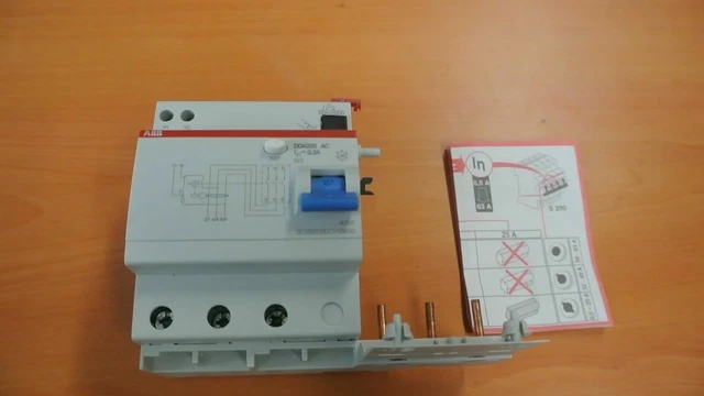 Interruttore Differenziale ABB DDA203 - 3 Poli, 63A, 300mA. Per Protezione Impianti Elettrici Da Dispersioni.