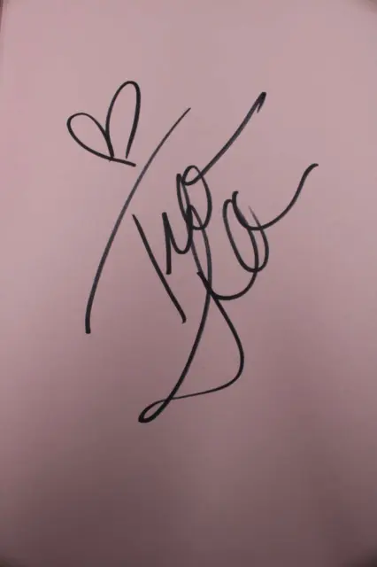 Tiffani Thiessen Signed Pull Up A Chair Recipe Book Autograph ZJ5626