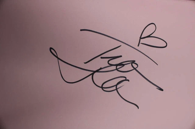 Tiffani Thiessen Signed Pull Up A Chair Recipe Book Autograph ZJ5626