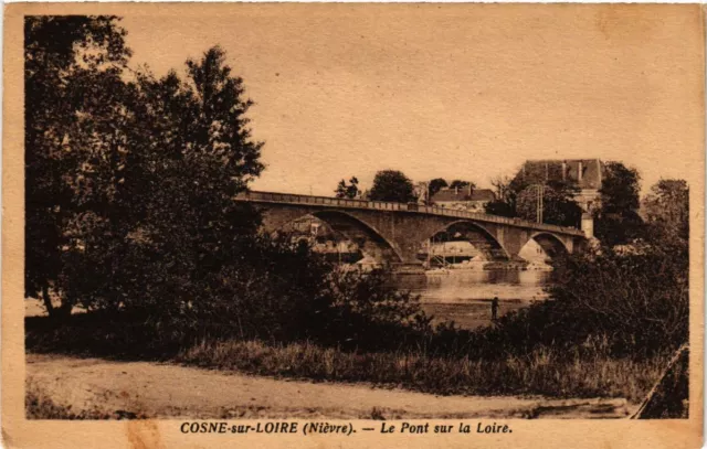 CPA COSNE-sur-LOIRE - Le Pont sur la Loire (457308)