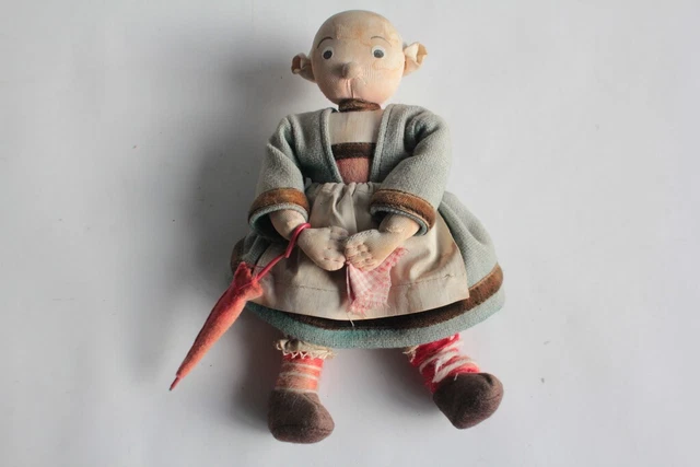 Une poupée « Bécassine » en caoutchouc vintage sur support