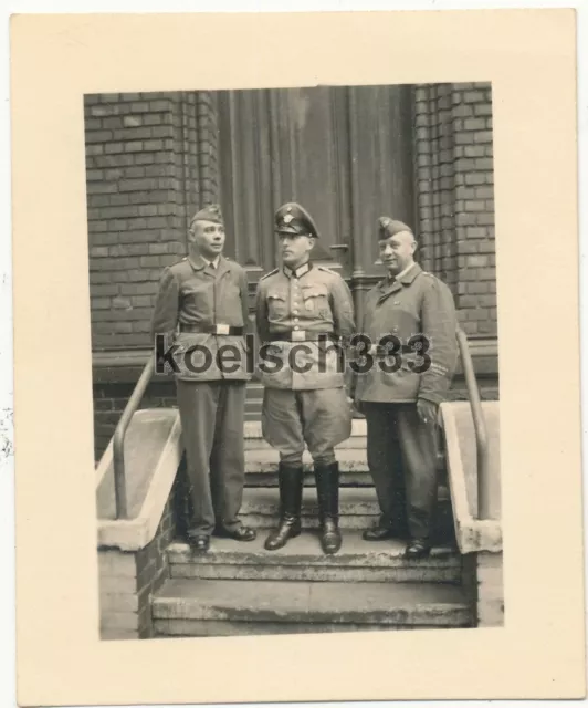 Foto Polizei Beamter der Wehrmacht mit Kollegen von der Luftschutzpolizei