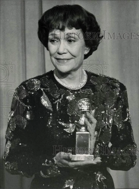 1984 Press Photo Actress Jane Wyman with Golden Globe Award for "Falcon Crest"