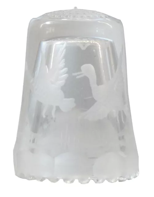Fingerhut in Kristallglas mit handgravierten Motiv "Auffliegende Enten" - AE750