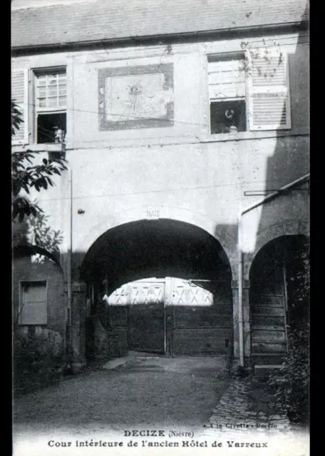 DECIZE (58) Cour de l' HOTEL VARREUX en 1934
