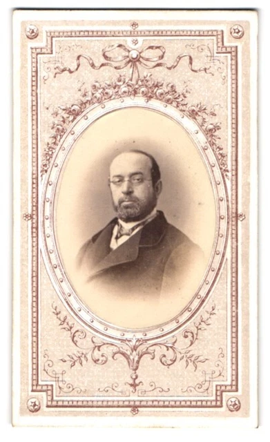 Fotografie Fotograf und Ort unbekannt, Portrait Herr mit Brille & Vollbart