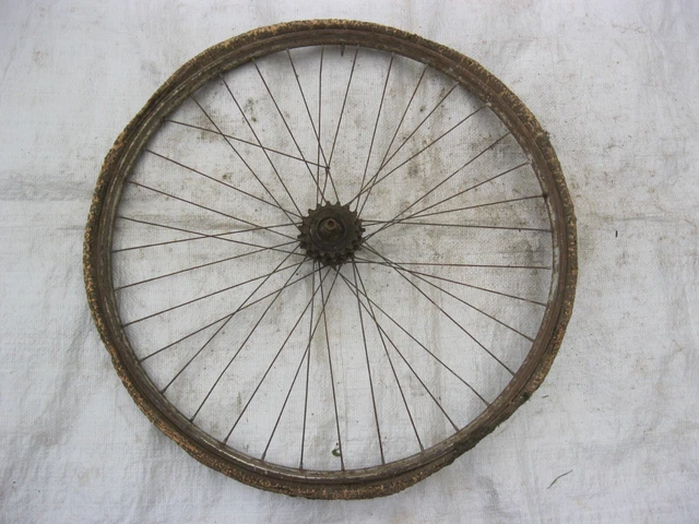 Ancien cadre Velo TERROT avec sa fourche et son axe pedalier