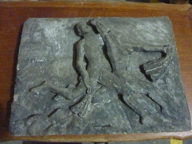 R 606 Bas relief en terre cuite Couple au torchon !! Pas signé.. dommage..