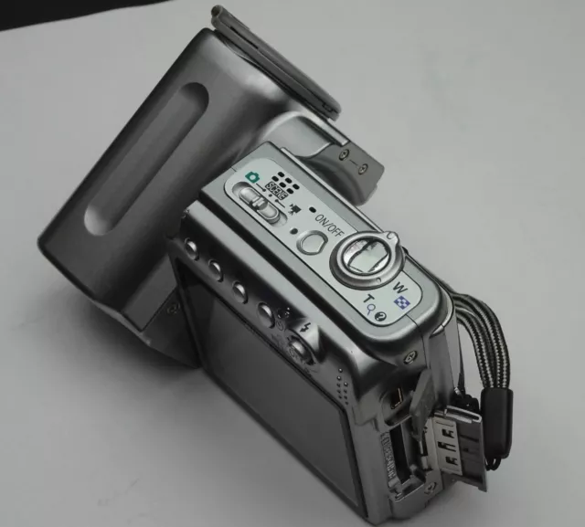 Nikon Coolpix S4 Digitalkamera mit Schwenk-Objektiv 10x Optical Zoom sehr gut