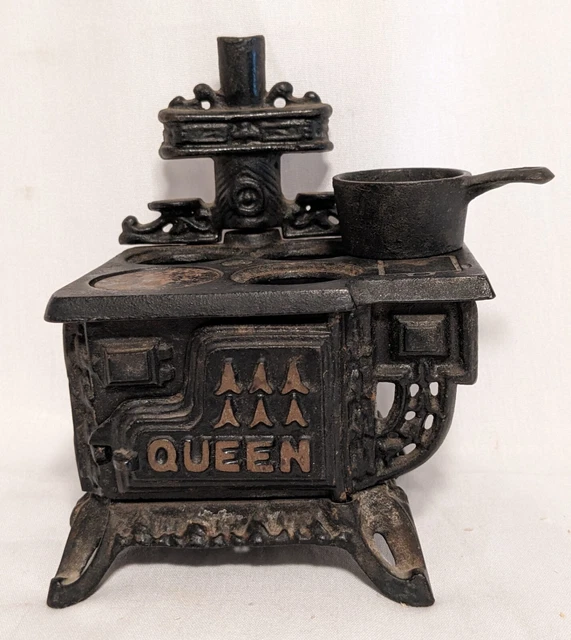 VINTAGE COLLECTIBLE MINIATURE QUEEN TOY STOVE Cast Iron SALESMAN SAMPLE