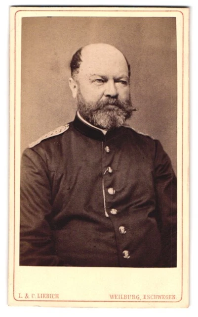 Fotografie L. & C. Liebich, Weilburg, Portrait Offizier in Uniform mit Vollbart
