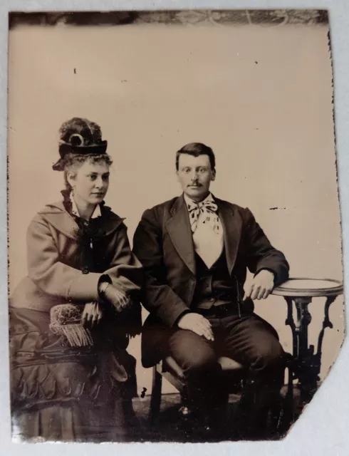 FERROTYPE PHOTO jeune couple chapeau à plumes sac à perles beau noeud cravate
