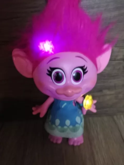 Trolls Hug Time Poppy, Singing & Lights Up 2