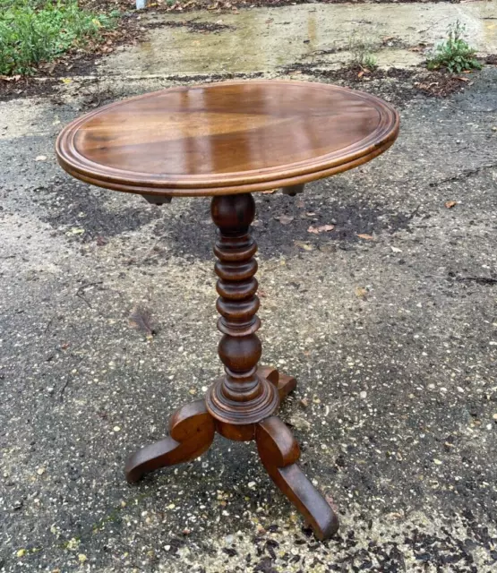 Petite table Guéridon du 19ème siècle en noyer