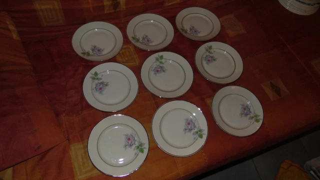 Service de 9 assiettes à dessert en porcelaine ancienne, Limoges ? Vierzon ?