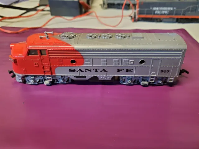 Bachmann HO Santa Fe #307 Powered Locomotive Works