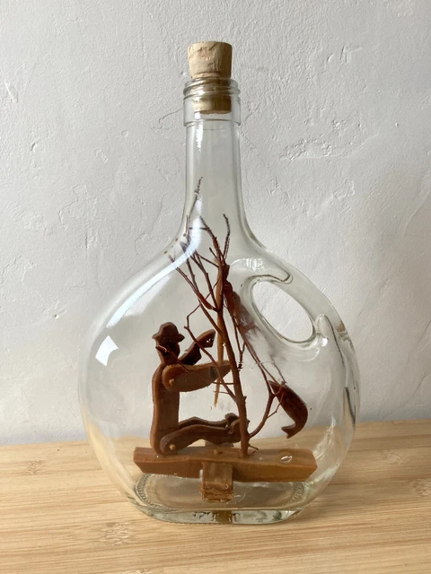 Ancienne Bouteille Verre Avec Vigneron Et Pressoir à L'Intérieur – Déco Vigne