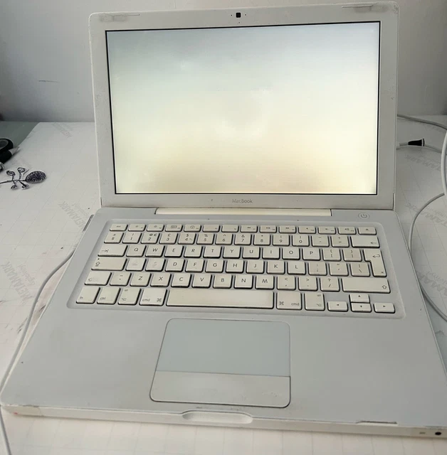 Apple MacBook A1181 13,3" 2007 (Ladegerät nicht enthalten) für Ersatzteile oder Reparaturen