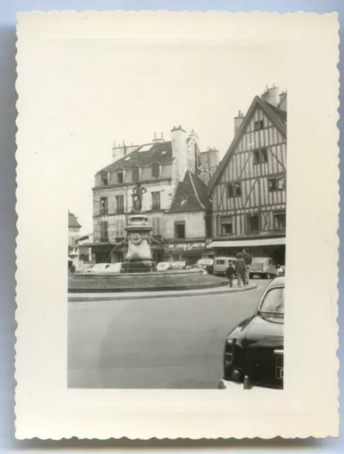 Dijon .la place Rude .  Côte d'Or . Bourgogne . 1958