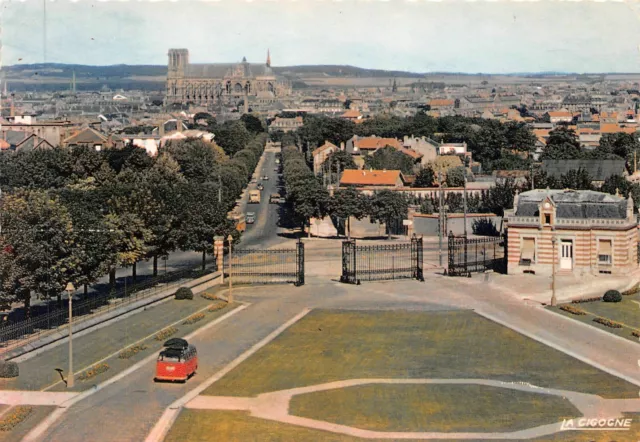 CPSM- Vue panoramique sur la cathédrale de REIMS