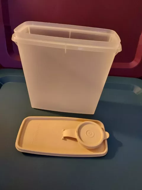 https://www.picclickimg.com/uNsAAOSw7zJlLBp-/Vintage-Tupperware-Cereal-Keeper-469-14-Storage-Container-With.webp