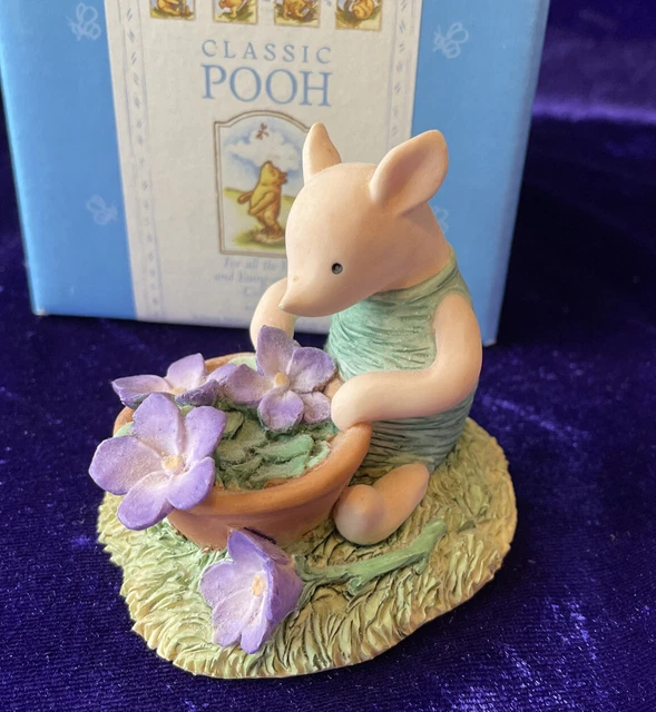 DISNEY CLASSIC POOH Border Fine Arts -Pooh Sitting In Umbrella Music
