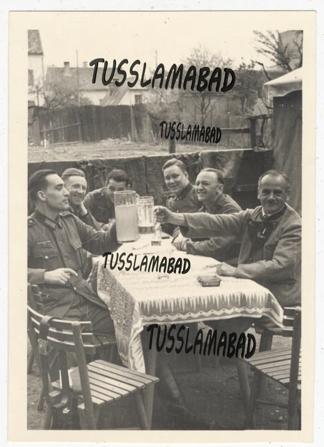 Bei Graz Soldaten im Gasthaus Ort alte Häuser in Österreich Foto 2 wk