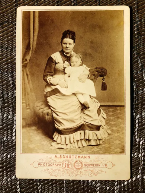 Altes KAB Foto, um 1885, Frau mit Kleinkind, Schwerin