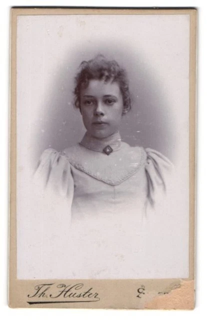 Fotografie Th. Huster, Siegen, Junge Dame im Kleid mit Kragenbrosche