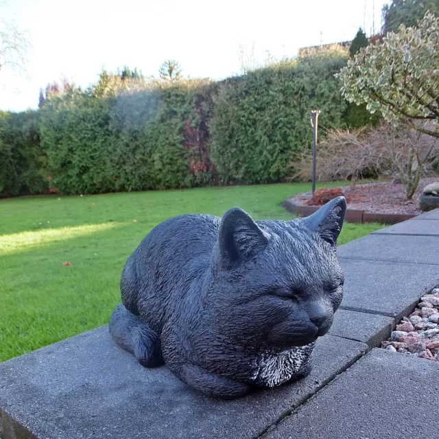Steinfigur schwarze Katze ruhend Dekoration  Steinguss frostsicher schwarz-weiß