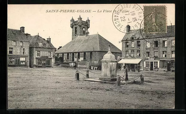 CPA Saint-Pierre-Eglise, La Place et l´Eglise