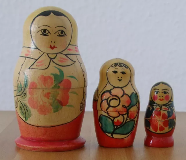 Alte Matroschka,Babuschka,Matrjoschka! 3 Holzpuppen! Schöne Dekoration. STYLISH!